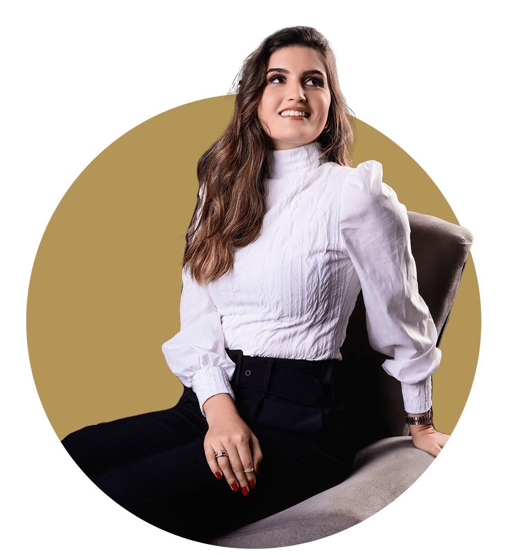 Mulher sentada na cadeira